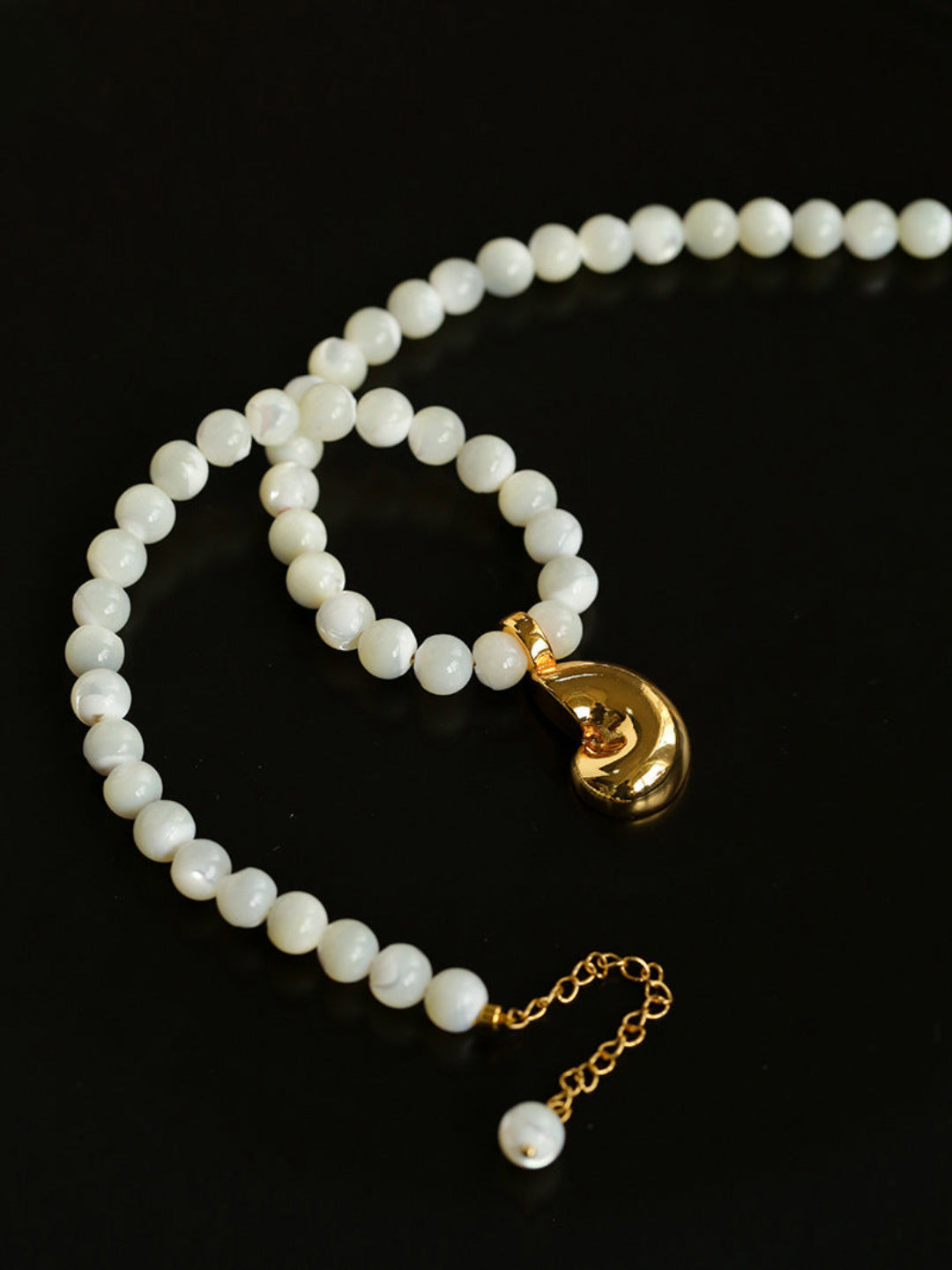 Gembea Jewelry White Shell Beads Conch Pendant Necklace