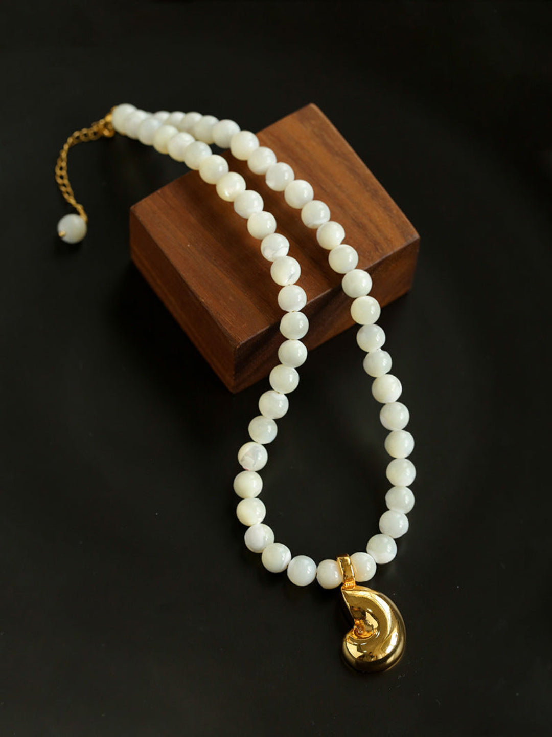 Gembea Jewelry White Shell Beads Conch Pendant Necklace