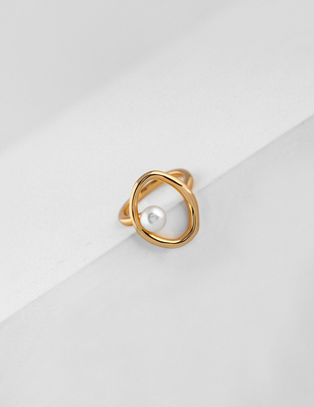 Gembea Jewelry Metal Surrounding Pearl Ring