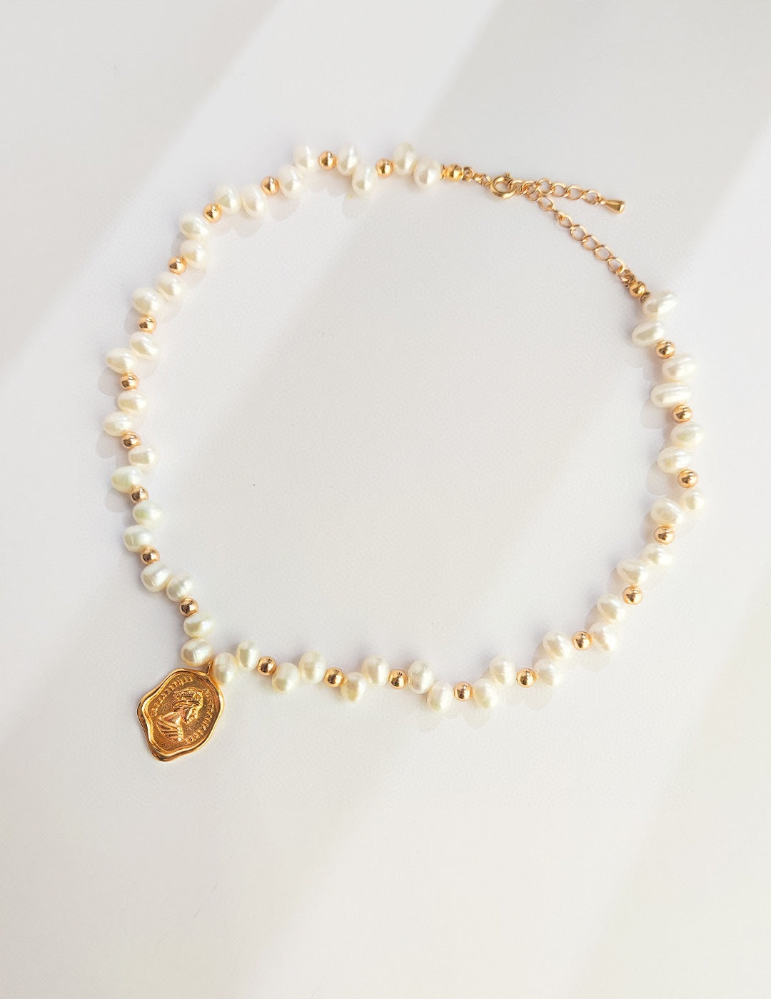 Gembea Jewelry Queen's Seal Pendant Pearl Necklace