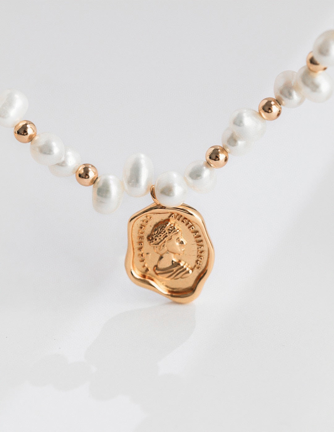 Gembea Jewelry Queen's Seal Pendant Pearl Necklace