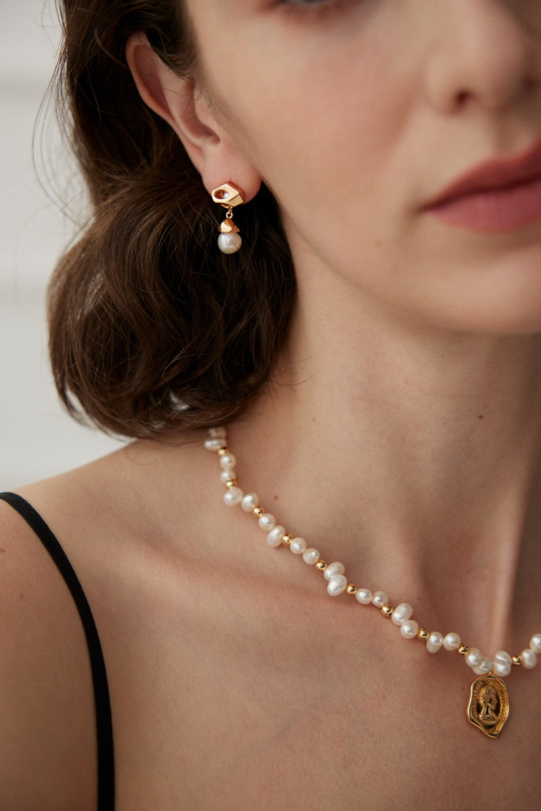 Gembea Jewelry Queen's Seal Pendant Pearl Necklace