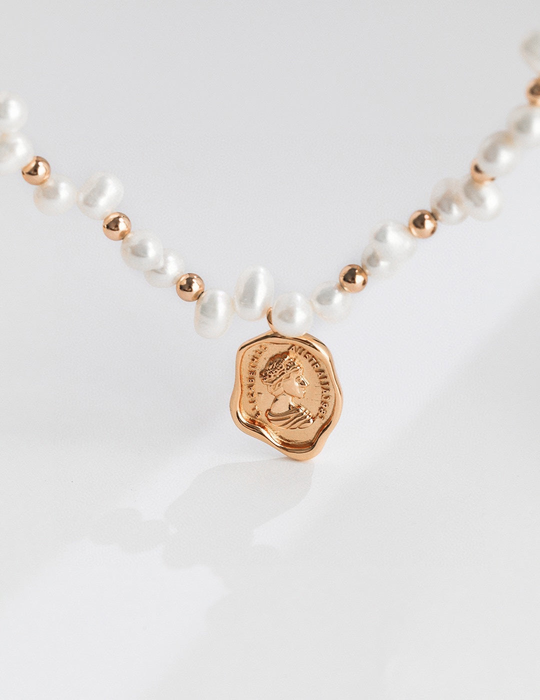 Gembea Jewelry Queen's Seal Pendant Pearl Necklace