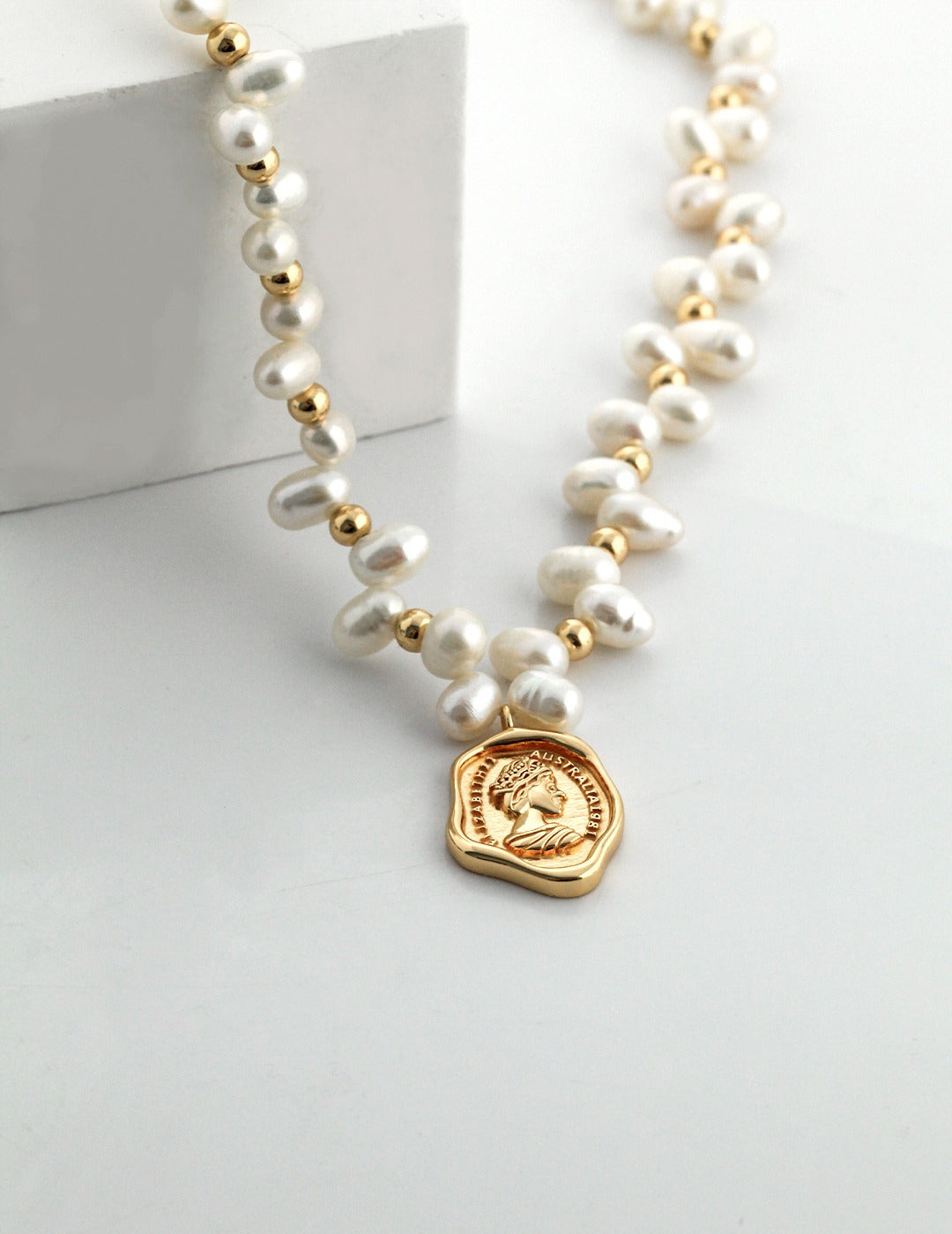 Gembea Jewelry Queen's Seal Pendant Pearl Necklace