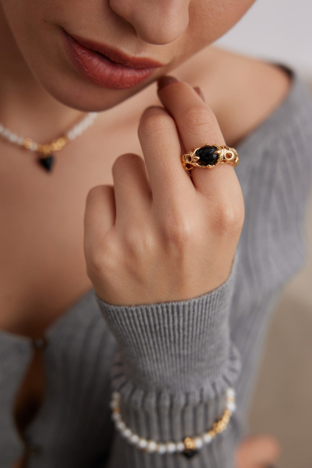 Gembea Jewelry Hollowed-Out Metal Black Agate Set Ring