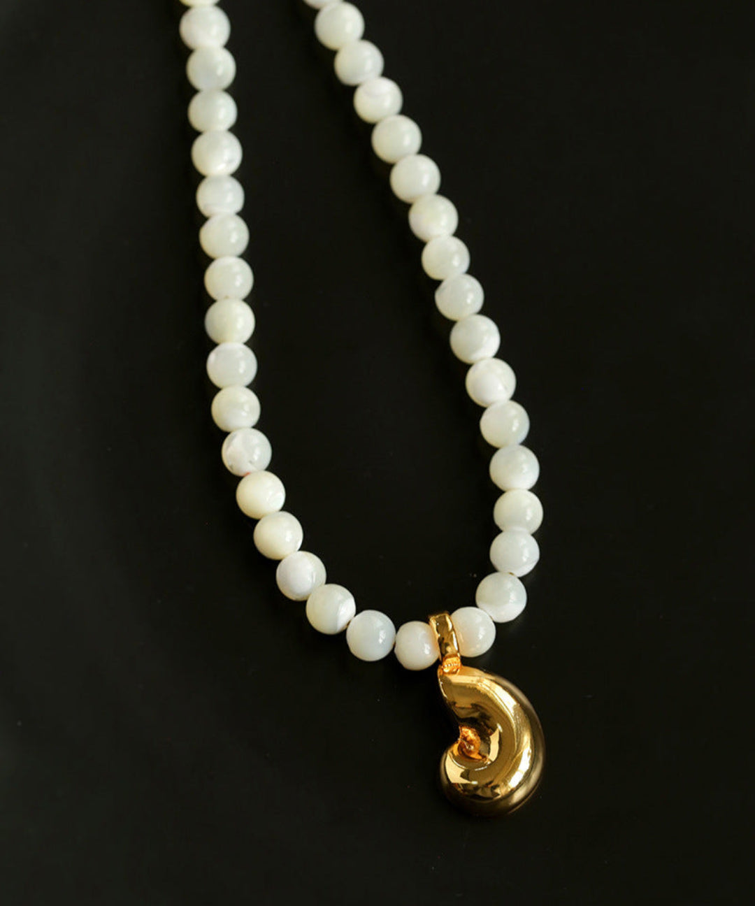 Gembea Jewelry White Shell Beads Conch Pendant Necklace