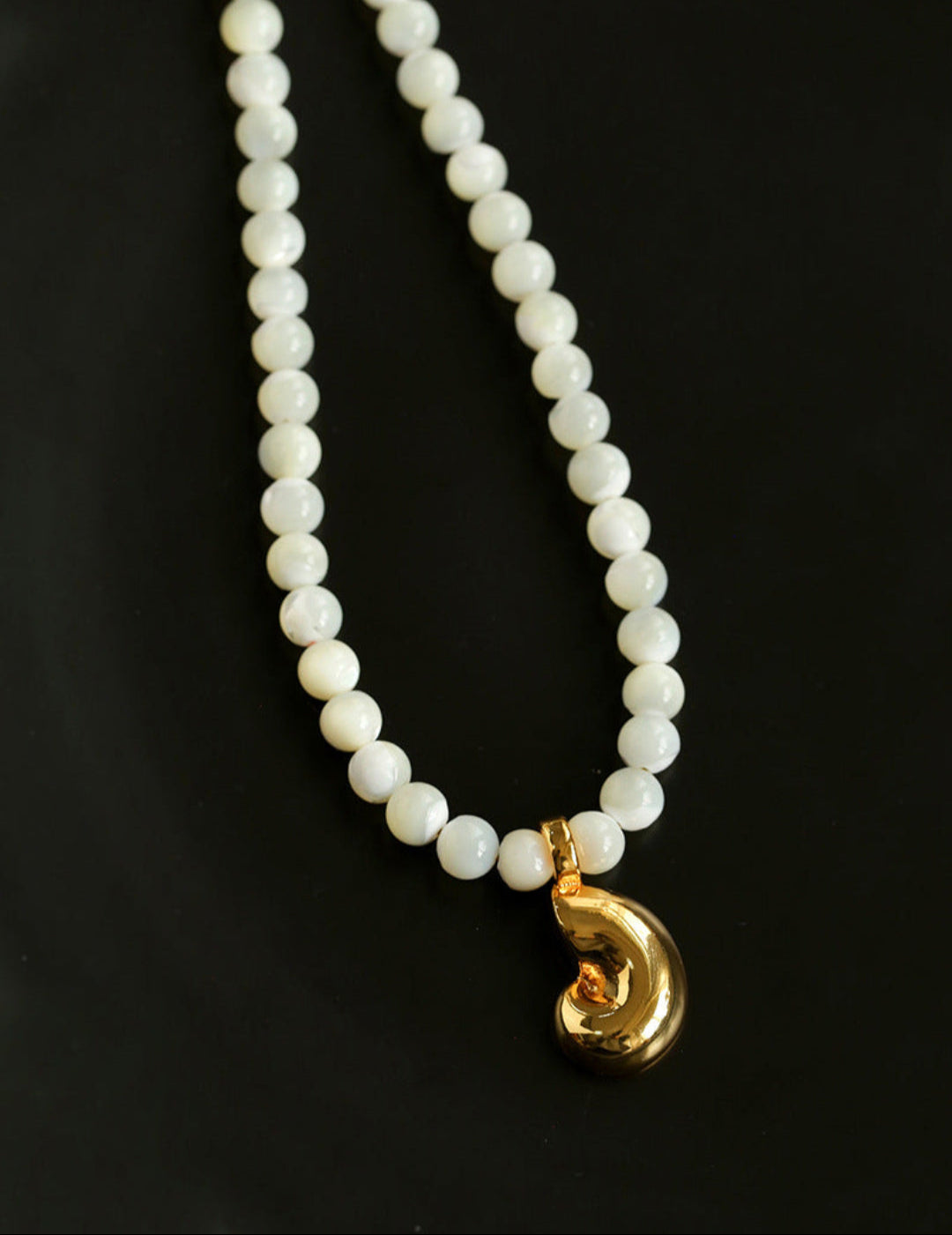 Gembea Jewelry White Shell Beads Conch Pendant Necklace