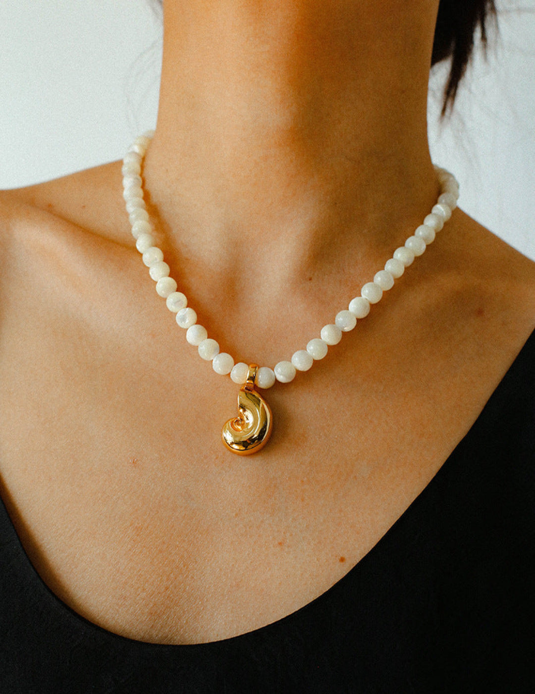 Gembea Jewelry White Shell Beads Conch Pendant Necklace