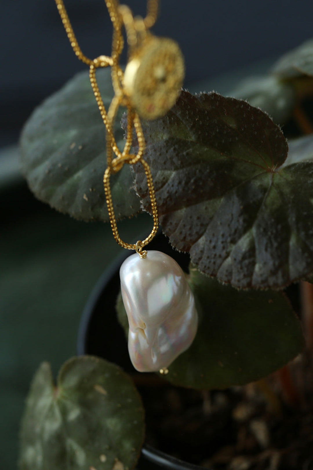 Metal Chain Baroque Pearl Pendant Necklace