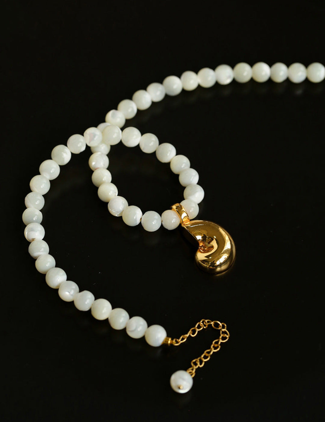 Gembea Jewelry White Shell Beads Conch Pendant Necklace