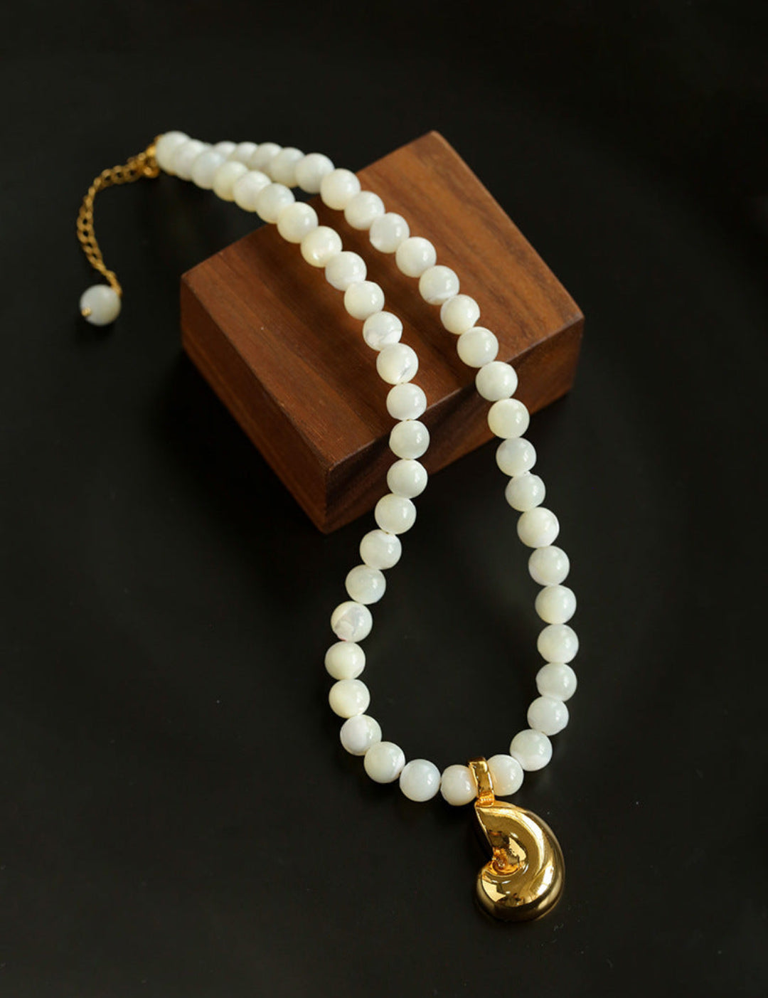 Gembea Jewelry White Shell Beads Conch Pendant Necklace