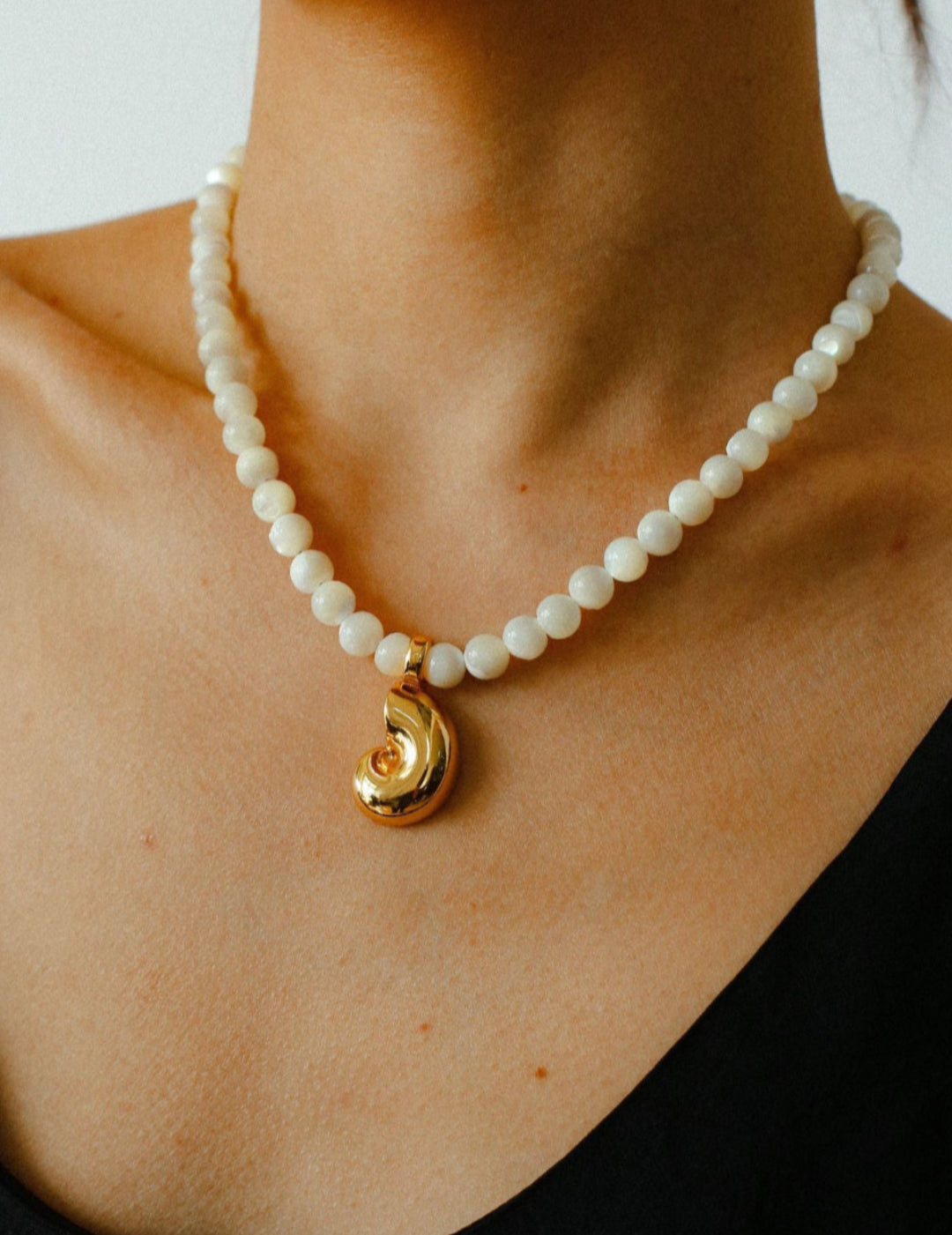 Gembea Jewelry White Shell Beads Conch Pendant Necklace