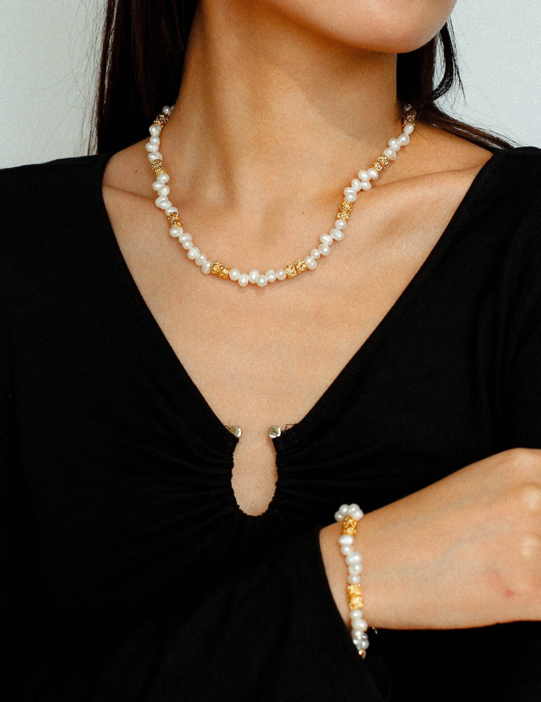 Lava Metal Gold Beans Scattered Pearl Necklace