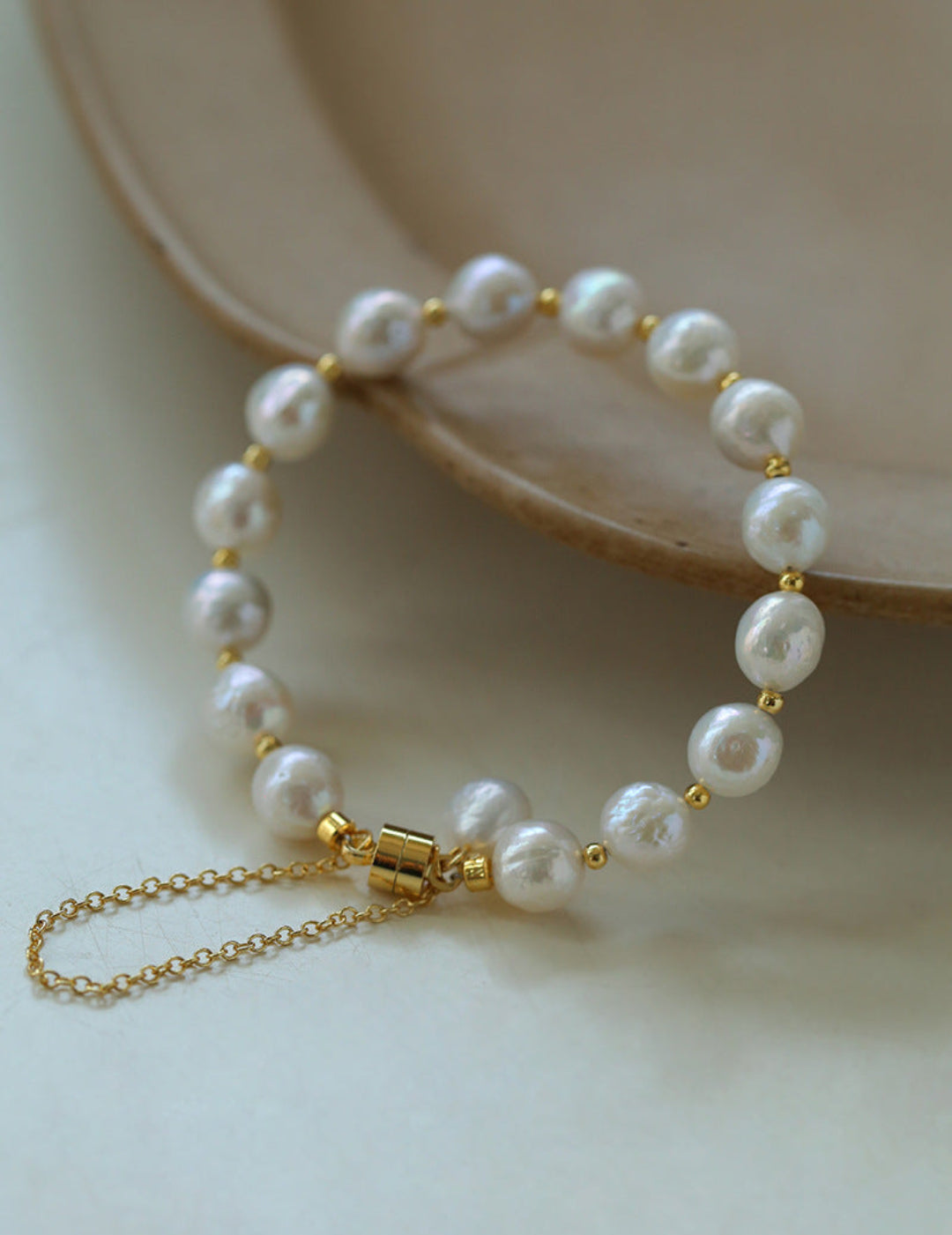 Magnetic Buckle Crepe Pearl Bracelet