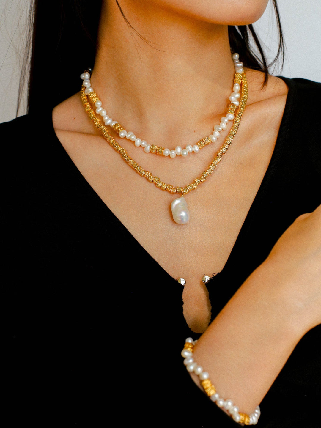 Lava Metal Gold Beans Scattered Pearl Necklace