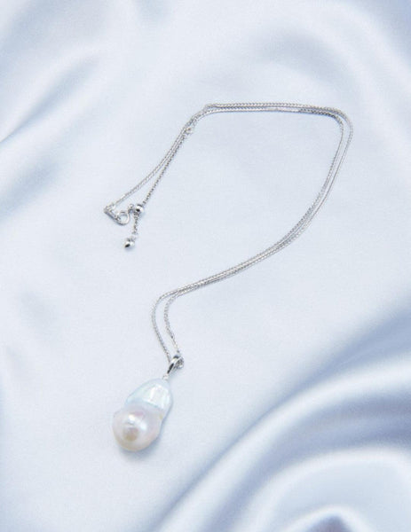 Collier Perles De Culture Baroques Argentées Avec Pendentif - Bijou Occasion élégant