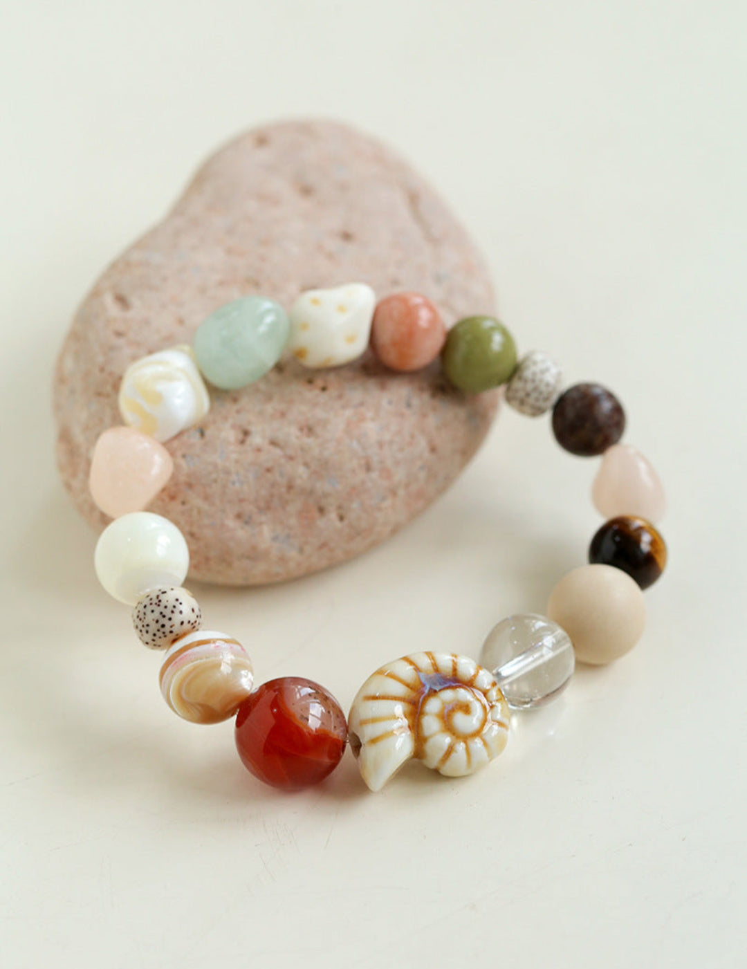 Bracciale con perline di conchiglia per le vacanze estive – Gembea Jewelry Bracciale con perline di conchiglia per le vacanze estive – Gembea Jewelry