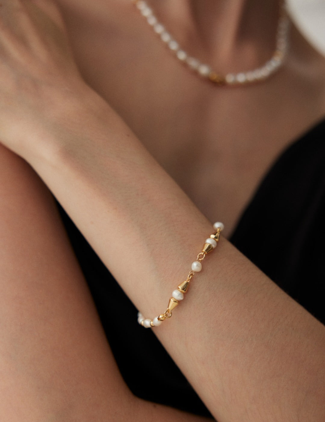 Minimalist French Style Gold and Pearl Beaded Bracelet Gembea