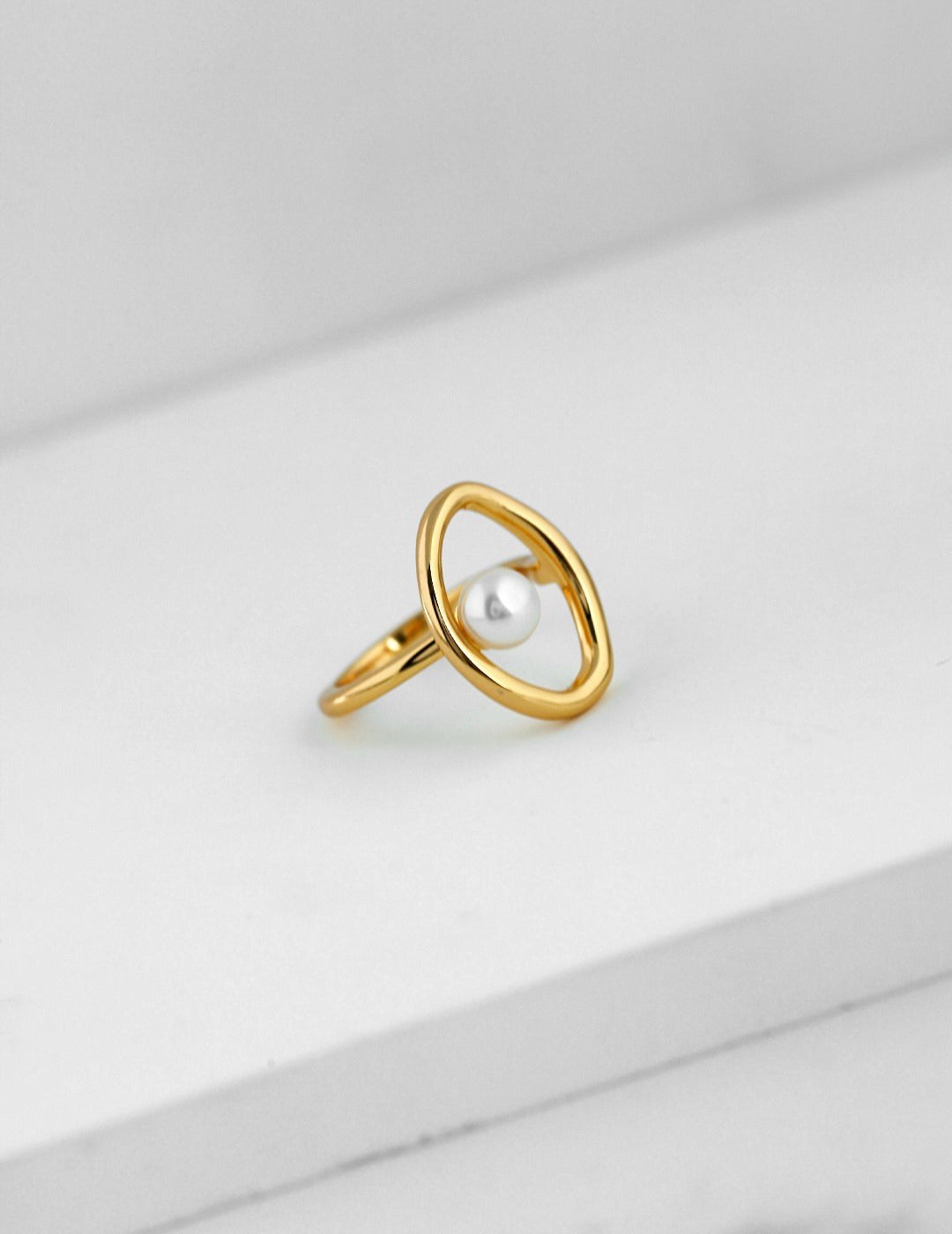 Gembea Jewelry Metal Surrounding Pearl Ring