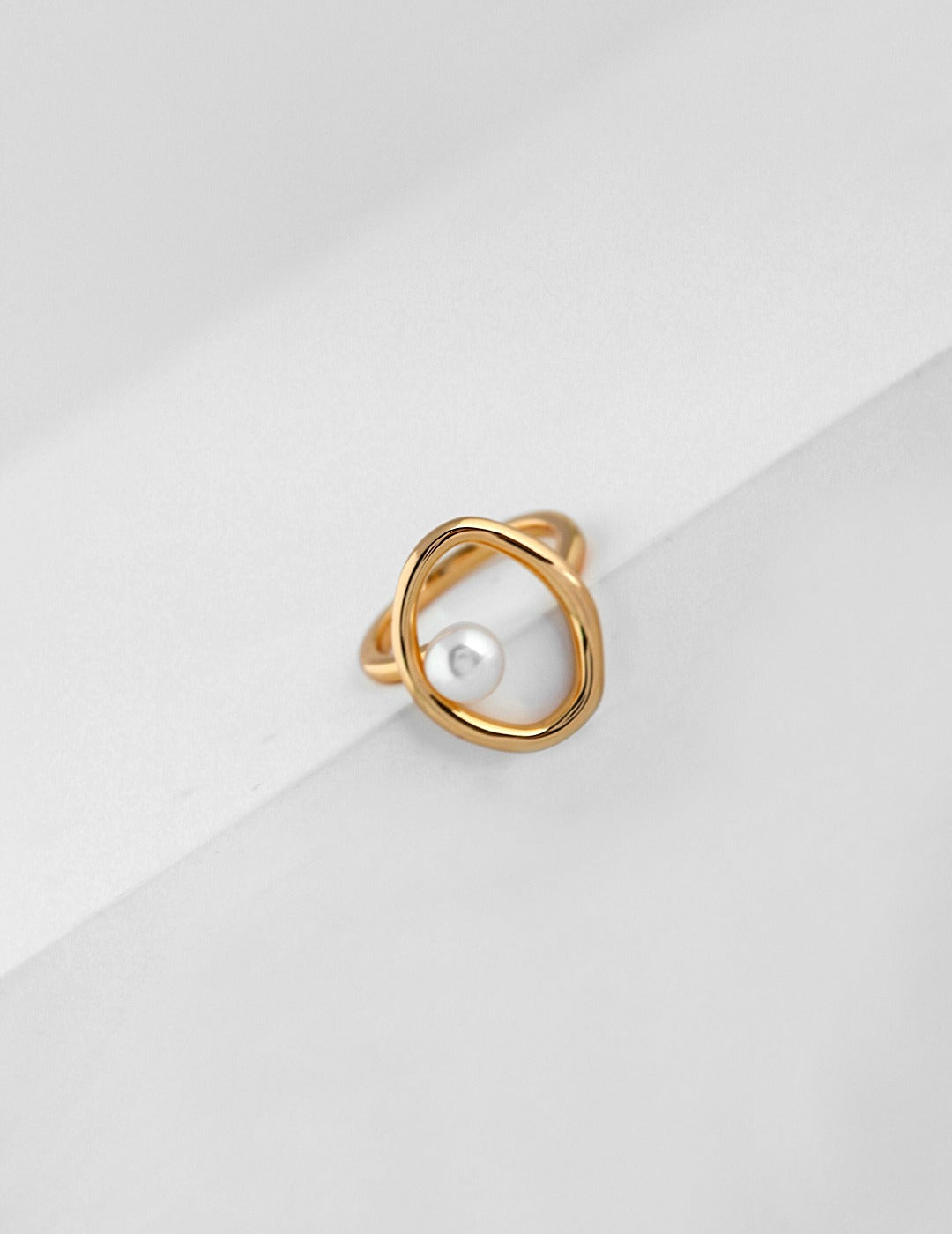 Gembea Jewelry Metal Surrounding Pearl Ring