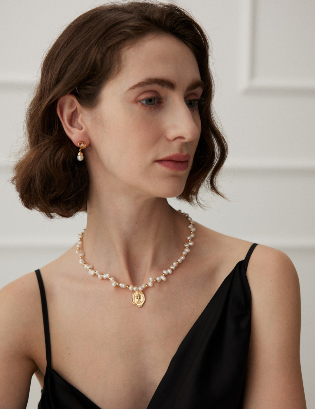 Gembea Jewelry Queen's Seal Pendant Pearl Necklace