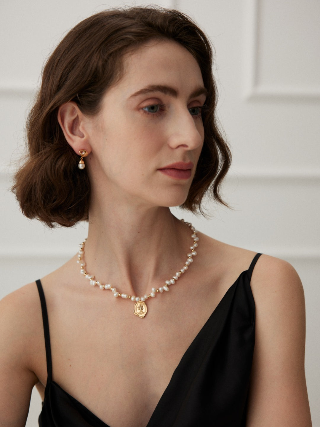 Gembea Jewelry Queen's Seal Pendant Pearl Necklace