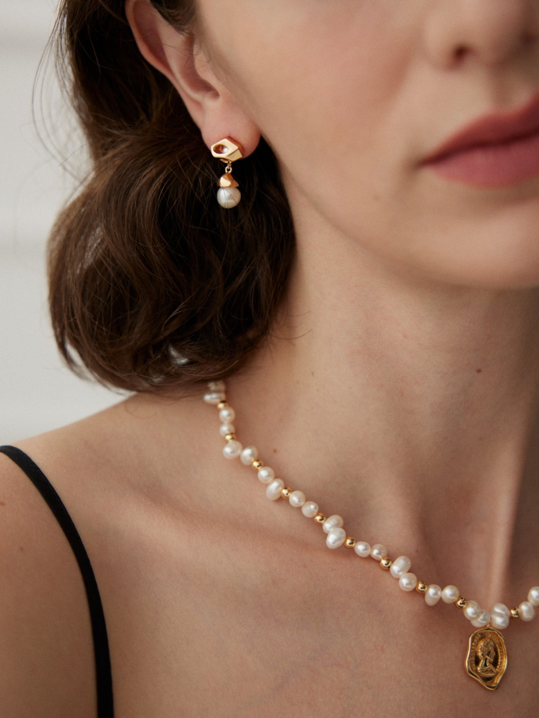 Gembea Jewelry Queen's Seal Pendant Pearl Necklace