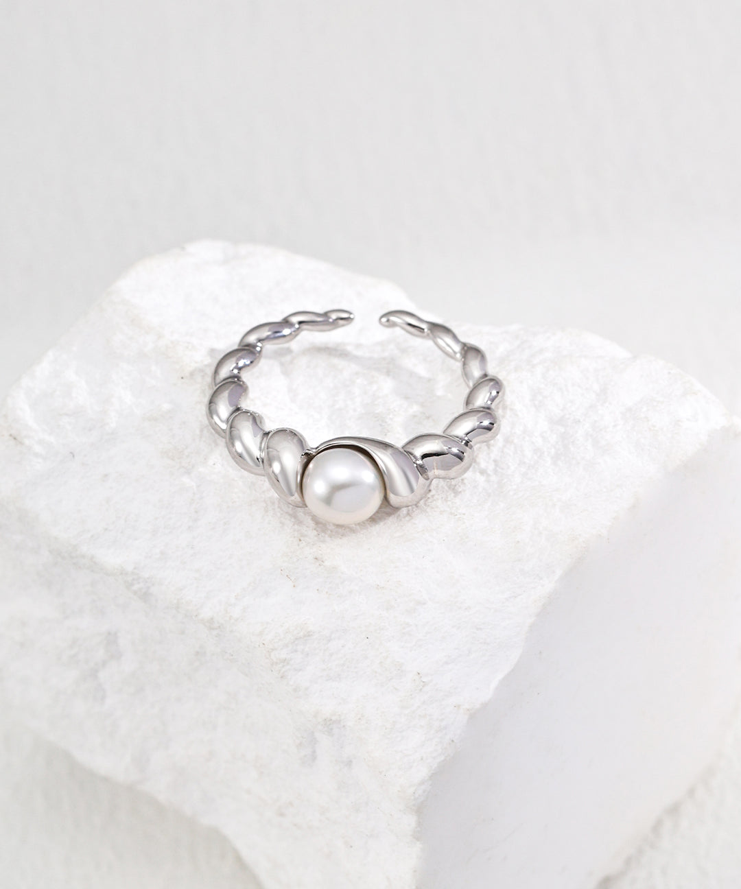 Gembea Jewelry Simple Vintage Gold Pearl Ring