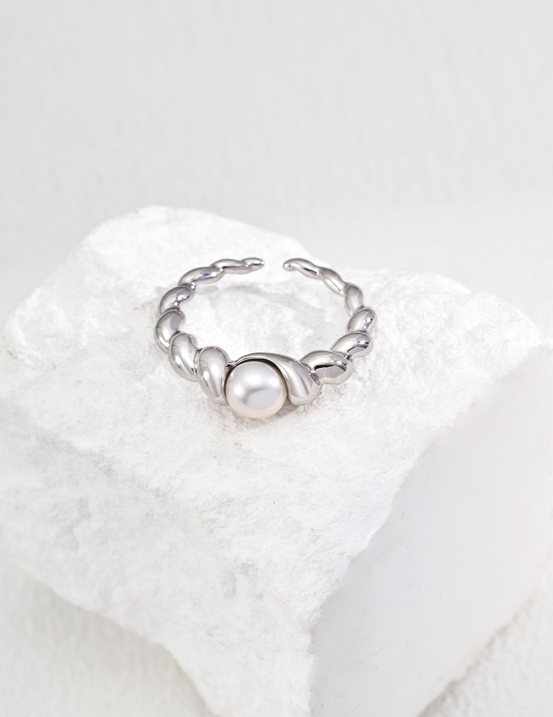 Gembea Jewelry Simple Vintage Gold Pearl Ring