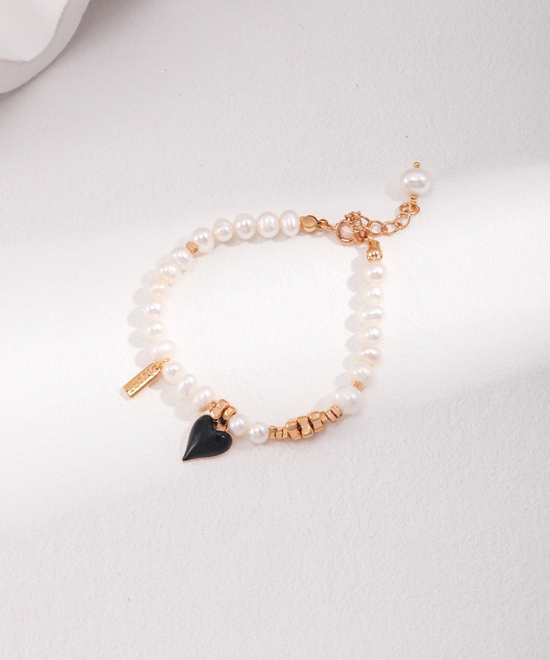 Gembea Jewelry Black Heart-shaped Glazed Pearl Bracelet