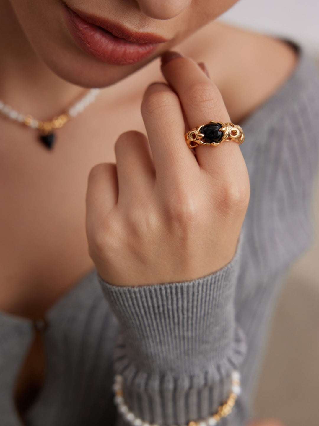 Gembea Jewelry Hollowed-Out Metal Black Agate Set Ring